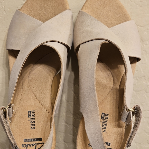 Clarks Women's Beige Wedge Sandals Sand Nubuck Size 9 - Picture 3 of 4